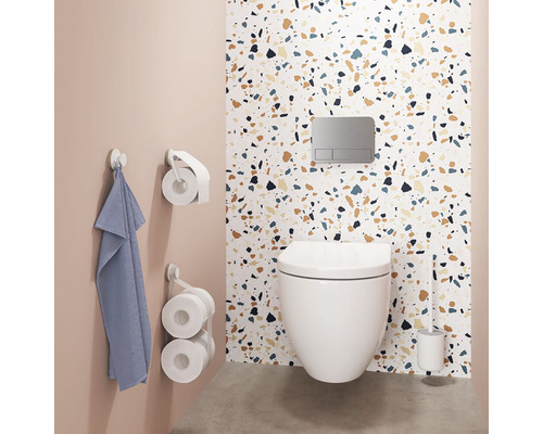 Moderne badkamer met wandcloset, bedieningspaneel, toiletpapierhouder, toiletborstel en handdoekhouder