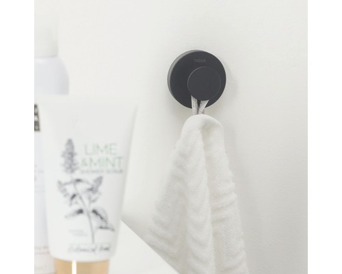 Zwarte Tiger handdoekhaak met handdoek aan een badkamermuur