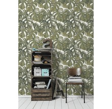Interieur met Monstera bladeren behang, houten krat en stoel