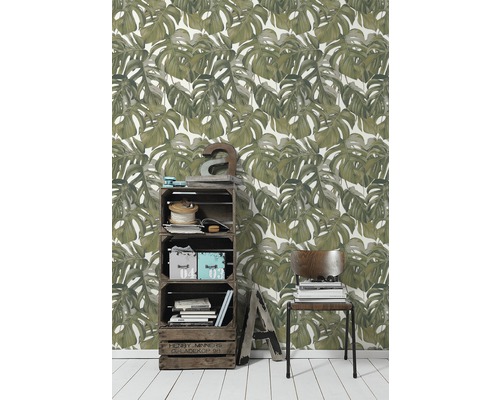 Interieur met Monstera bladeren behang, houten krat en stoel