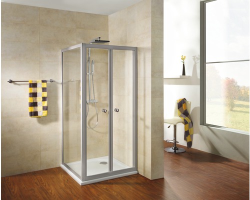 Badkamer met douchecabine, handdoek en stoel