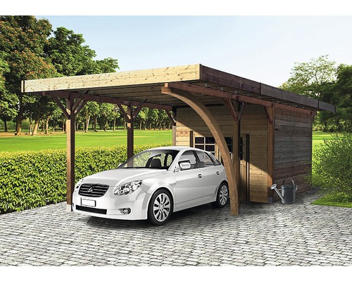 Houten carport met opbergruimte en geparkeerde auto