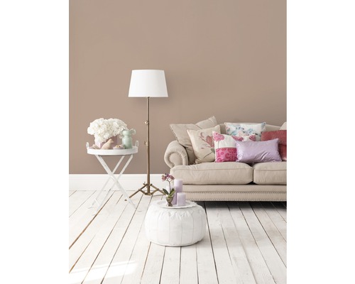 Woonkamer met bank, staande lamp en bijzettafel