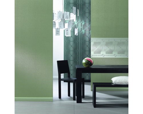 Eetkamer met groen behang, tafel, stoel en decoratie