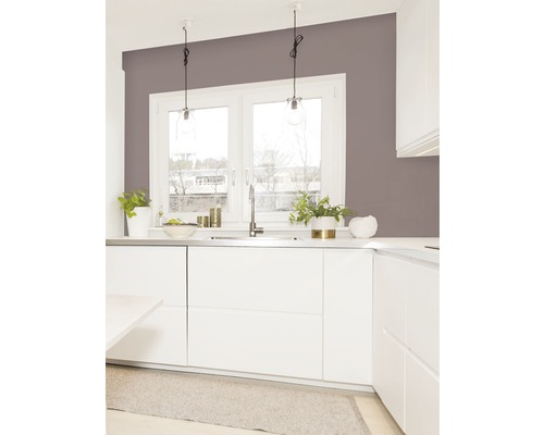 Lichte keuken met witte kasten, aanrechtblad, spoelbak en hanglampen