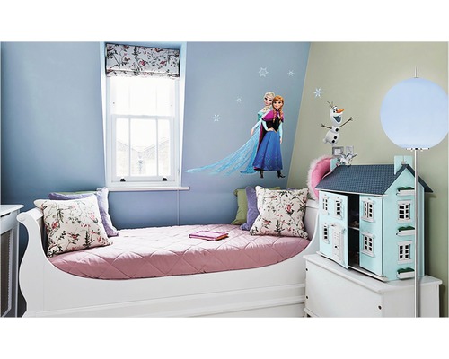 Kinderkamer met bed, poppenhuis en wanddecoraties