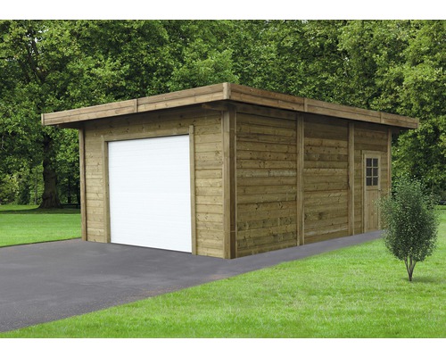 Houten garage met witte sectionaaldeur en deur