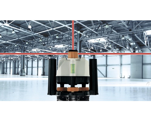 Rotatielaser projecteert rode laserlijnen in een magazijn.