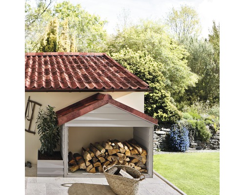 Houtopslag met hout en tuin op de achtergrond