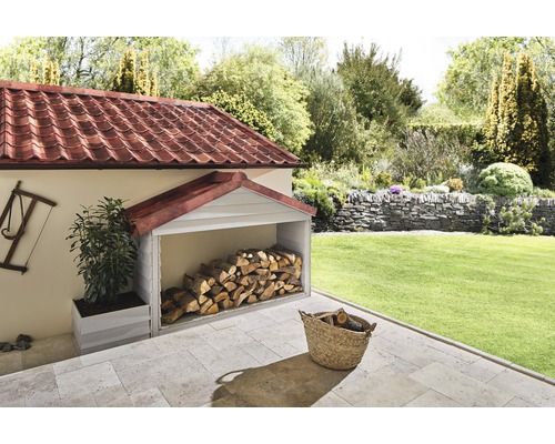 Tuinaanzicht met houthok en opgeslagen brandhout