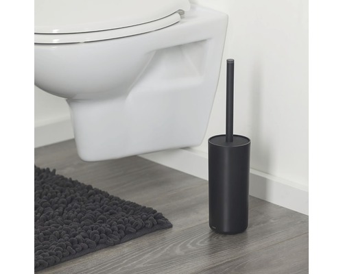 Wandcloset met toiletborstel en badmat