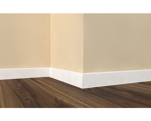 Wandaanzicht met laminaatvloer en witte plinten