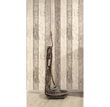 Decoratieve wand met houten panelen en manden op de vloer.