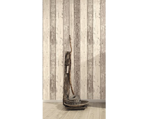 Decoratieve wand met houten panelen en manden op de vloer.