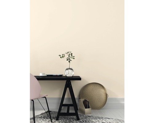 Voorbeeld van een werkkamerinrichting met bureau, stoel en decoratie.