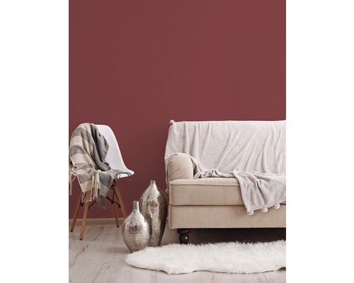 Woonkamerscène met bank, stoel, tapijt en decoratie tegen een muur