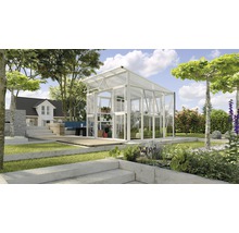 Tuinkas in de tuin met planten en bloemen