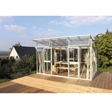 Tuinkas met eettafel op houten terras