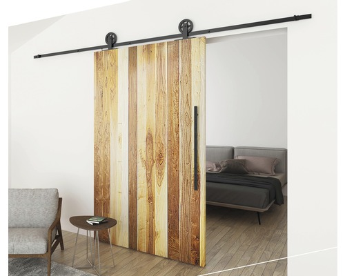 Schuifdeur met houten panelen en zwarte rails voor een slaapkamer