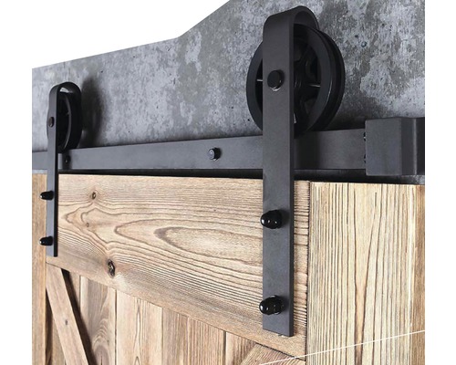 Detail van een schuifdeur met metalen beslag