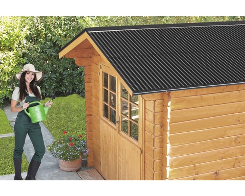 Tuin met houten tuinhuis en gieter