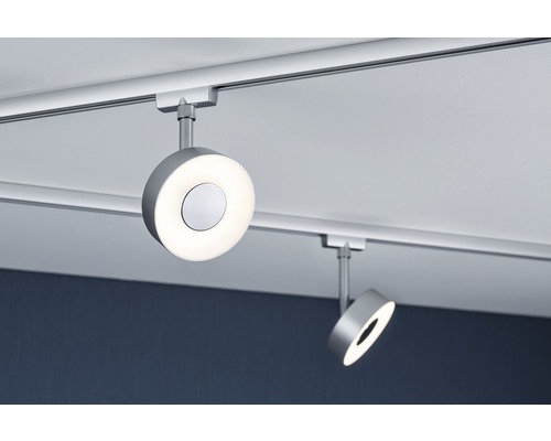Twee ronde ledspots op een rail onder het plafond.