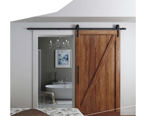 Houten schuifdeur voor een badkamer met bad en kroonluchter