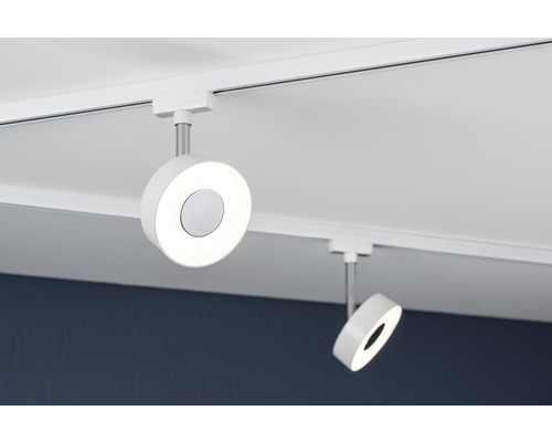 Twee ronde ledspots aan een railsysteem aan het plafond.