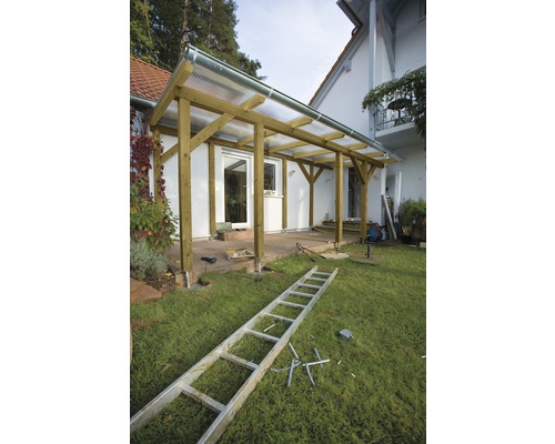 Houten terrasoverkapping met transparante dakbedekking gemonteerd aan de muur van het huis.