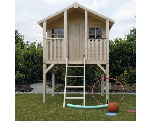Houten speelhuis met ladder in de tuin