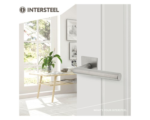 Roestvrijstalen deurkruk op een witte deur in een lichte kamer