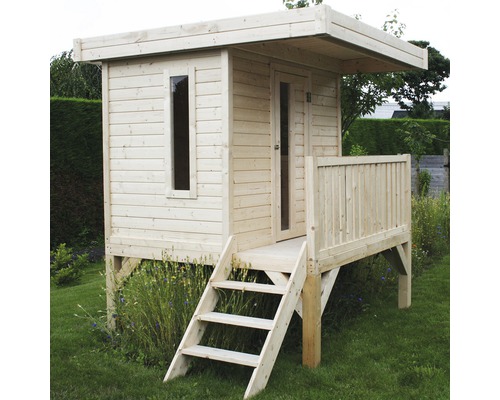 Houten speelhuis met raam, deur, trap en hek in de tuin