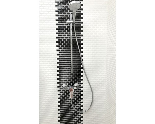 Douchegarnituur met handdouche voor wand met zwarte en witte tegels
