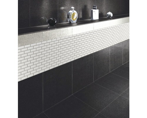 Badkamer met zwarte tegels en witte mozaïektegels