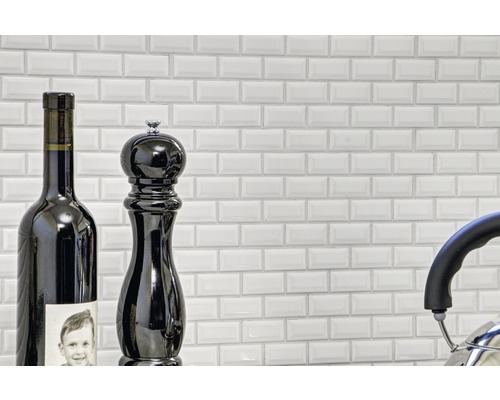 Lichte, rechthoekige tegels in de keuken