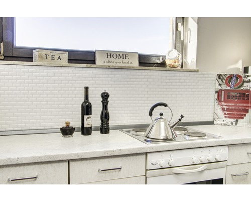 Keukenscène met tegelwand, fornuis en decoratie