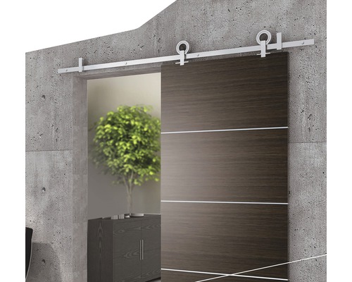 Houten schuifdeur met beslag aan betonnen muur