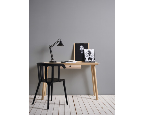 Bureau met lamp, stoel en decoratieve afbeeldingen op een lichte houten vloer