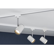 Drie witte spots zijn bevestigd aan een rail aan het plafond en geven licht.