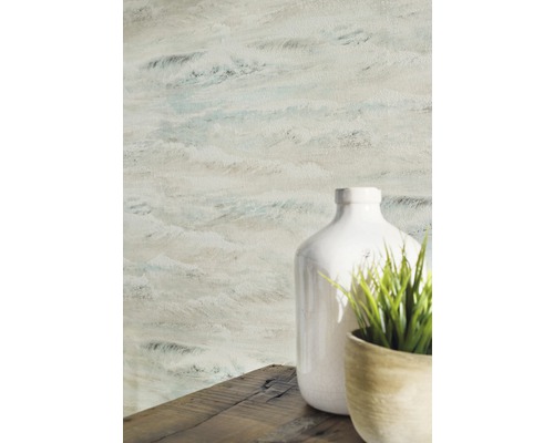 Detailopname van een wandbehang met golfpatroon naast een witte vaas en een potplant