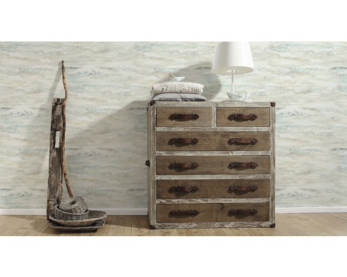 Dressoir in kamer met decoraties en behang met patroon