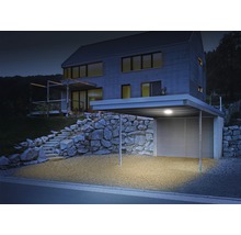 Verlichte carport bij een modern woonhuis met stenen trap