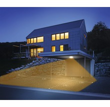 Modern huis met carport en buitenlamp met bewegingsmelder die een gebied van 2,8 meter verlicht.