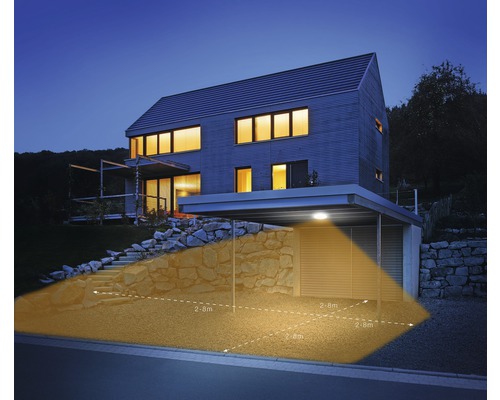 Modern huis met carport en buitenlamp met bewegingsmelder die een gebied van 2,8 meter verlicht.