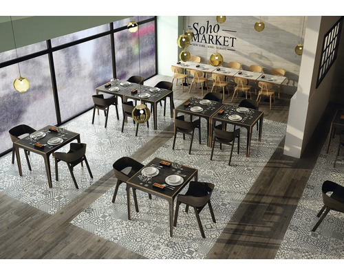 Restaurantinterieur met tafels, stoelen en decoratieve vloertegels.