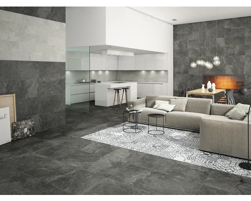 Woonkamer met bank, eettafel en keuken met vloer- en wandtegels in steenlook