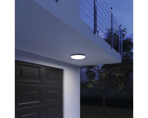 Ronde plafondlamp buiten gemonteerd aan een muur van het huis