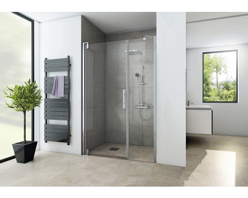 Moderne badkamer met douchecabine, handdoekradiator en plant