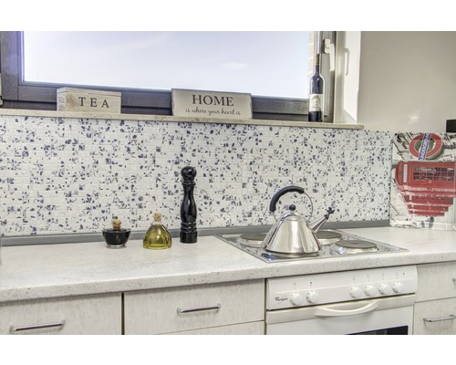 Keukenscène met mozaïektegels, kookplaat, waterkoker en keukengerei