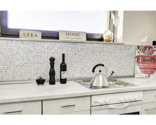 Keukenscène met mozaïektegels, fornuis en decoratieartikelen